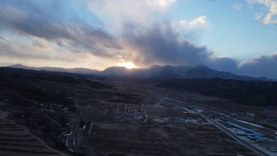 航拍日落的大山峡谷