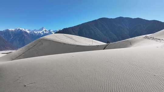 西藏 林芝 佛掌沙丘 沙漠 航拍 雪山