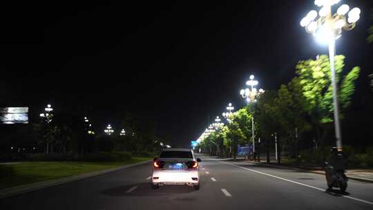 夜间开车行驶在城市道路夜晚深夜开车驾驶