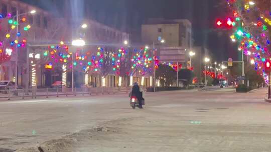 深夜街头结冰路面十字路口电动车