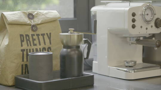 现代厨房桌面咖啡机空镜头