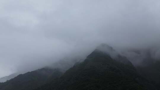 云雾缭绕四川九峰山、巍峨大山