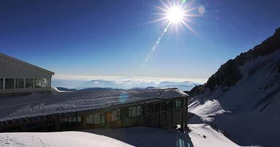 冬天雪地里白雪覆盖的房屋