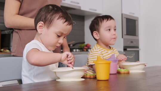 孩子们在厨房吃饭