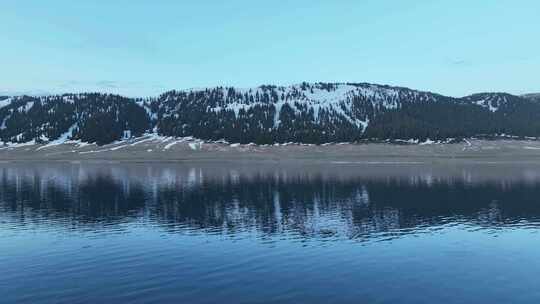 蓝条时刻的新疆赛里木湖雪山湖泊景观