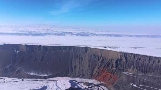 航拍新疆冬季安集海大峡谷红色山脉雪山河流