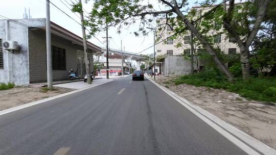 汽车行驶在农村公路上第一视角