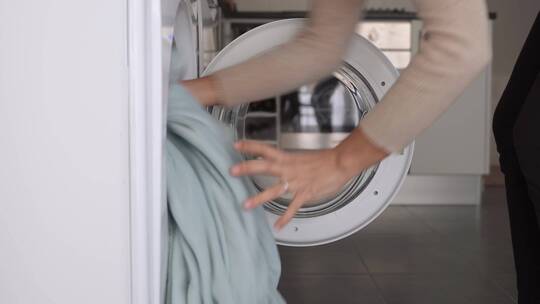 操作洗衣机洗衣服