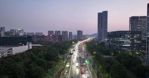 夕阳下城市里立交桥高架桥汽车流交通航拍