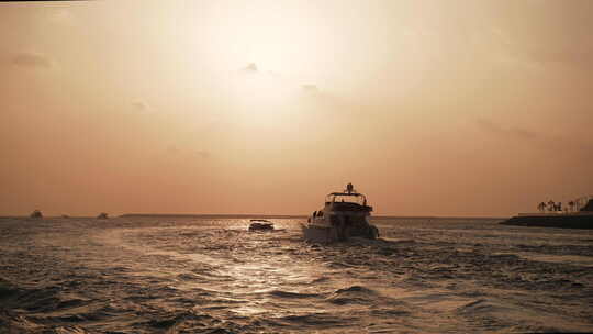 迪拜码头航行的豪华游艇
