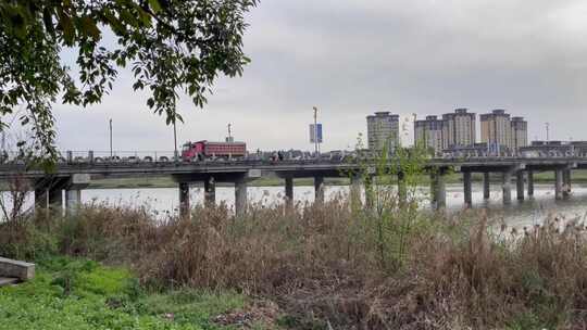 桥梁摇芦苇河流河道治理挖掘机楼房建筑