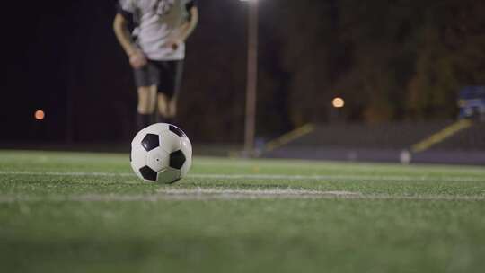 4K - 夜晚踢足球点球慢镜头视频素材模板下载