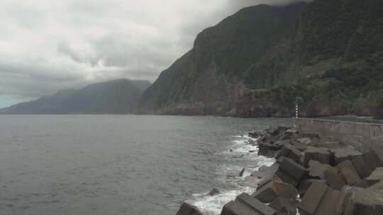 一堆混凝土破浪器来保护海堤