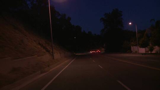 汽车在夜晚的洛杉矶行驶