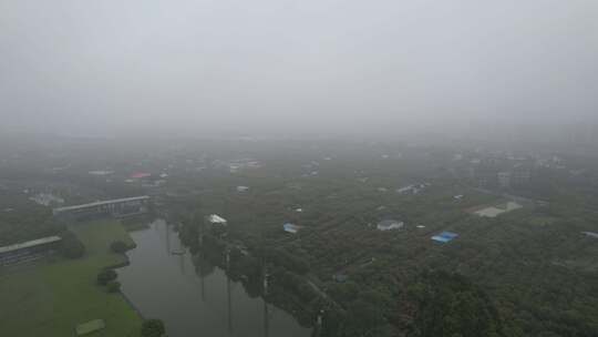 春季烟雨下的河流河岸航拍