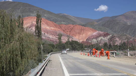 阿根廷普尔马马卡汽车和山丘与道路工人