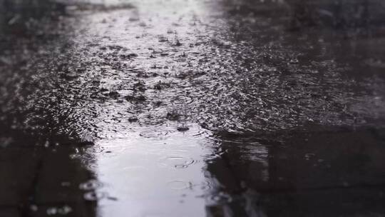 下雨天雨滴滴落在地上