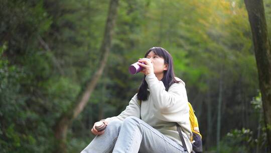 年轻活力青春女孩户外独自郊游踏青公园山林