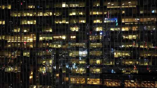 夜晚加班写字楼大厦里的灯光