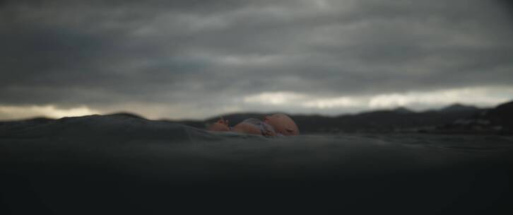 海面上漂浮的娃娃