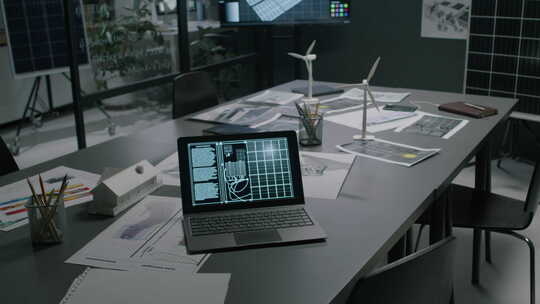 现代可再生能源办公室笔记本电脑屏幕上的太视频素材模板下载