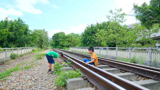两个小孩在铁路上玩耍