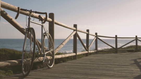 自行车停在海滩附近的木板路上