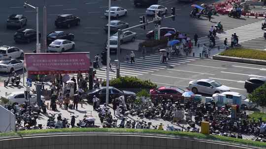 城市十字路口车流人流