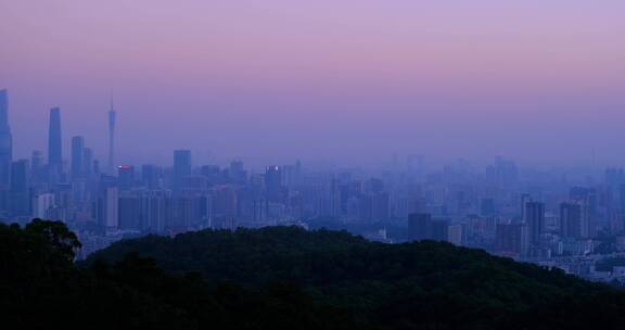 黄昏时广州白云山上俯瞰城市建筑群