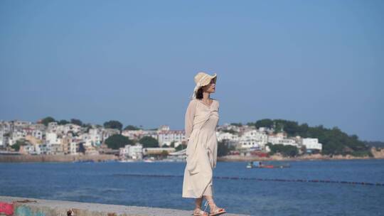 美女模特走在海边看风景一个人旅游散步散心