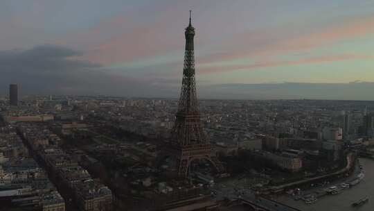 黄昏时分巴黎塞纳河边的埃菲尔铁塔