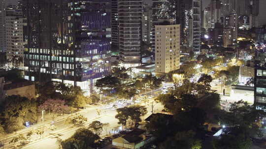 巴西圣保罗，夜间照明建筑物的时间流逝视频素材模板下载