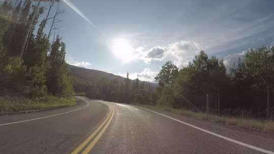 道路上行驶的汽车第一视角山路逆光_4K