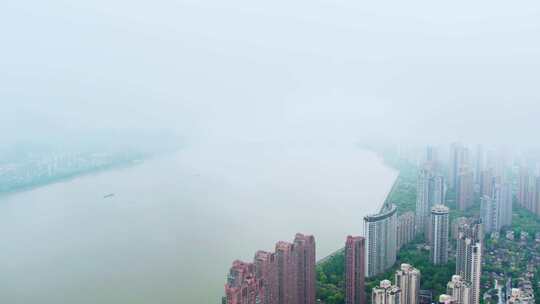 雨天云雾中的杭州钱塘江风景航拍