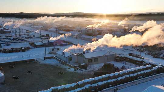 炊烟山村民居雪景乡土气息