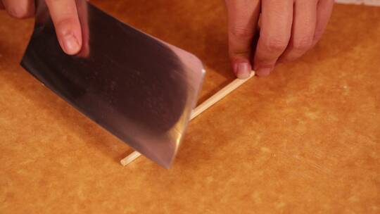 筷子木质软硬用菜刀砍筷子