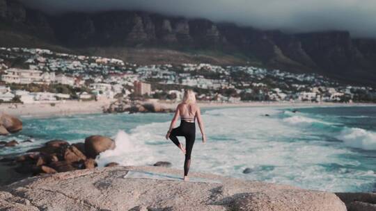 女人在海边做瑜伽
