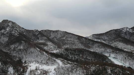 威海市环翠区棉花山脉的雪景航拍4K视频素材模板下载