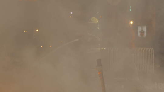 消防员在火灾现场救援视频素材模板下载