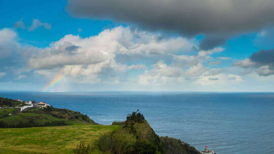 海洋和亚速尔群岛海岸线上的彩虹