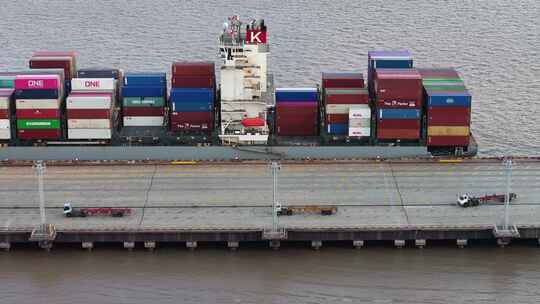 俯瞰集装箱港口码头航拍视频素材模板下载