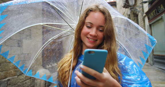 女人，雨中的雨伞和自拍，在巴塞罗那度假时
