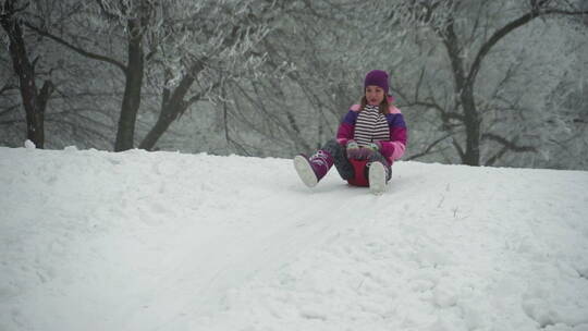 女人骑着雪橇在公园滑雪