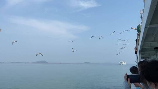 山东蓬莱港口，乘船出海海上游览风光大好
