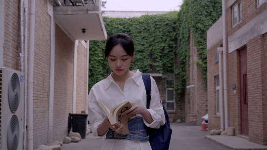 抱着书打招呼的年轻女孩
