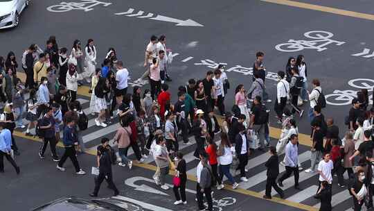 繁华街道斑马线行人过马路合集