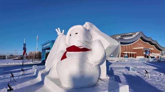 银色呼伦贝尔大众冰体育馆雪季雪雕雪人