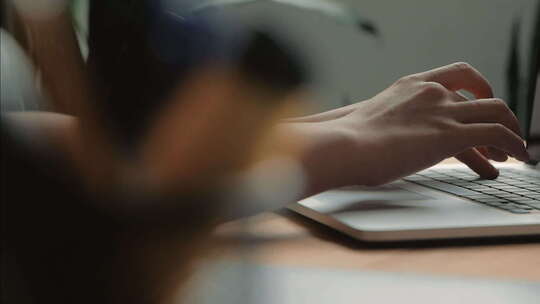 女性手使用笔记本电脑键盘打字