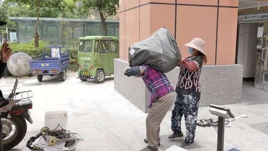 收废品的夫妻视频素材模板下载