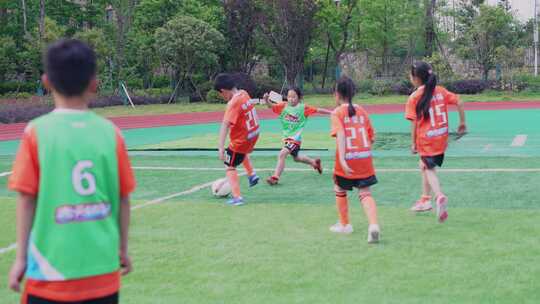 小学生踢足球训练